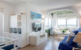 Bright Apartment Steps Away From The Beach
